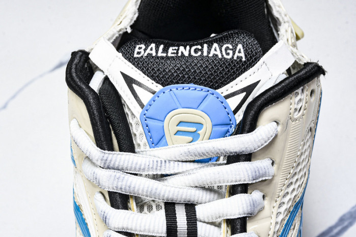 Ba*len*cia*ga Runner 677403 W5RH6 0312