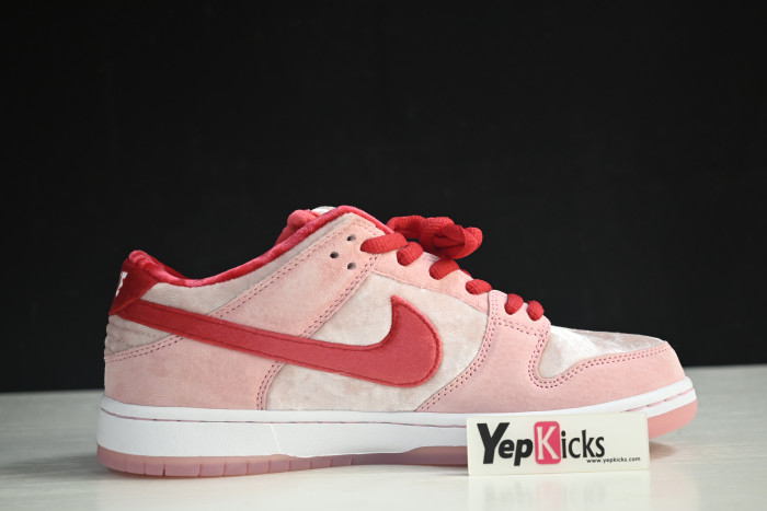 nike sb dunk low strangelove skateboards ct2552-800