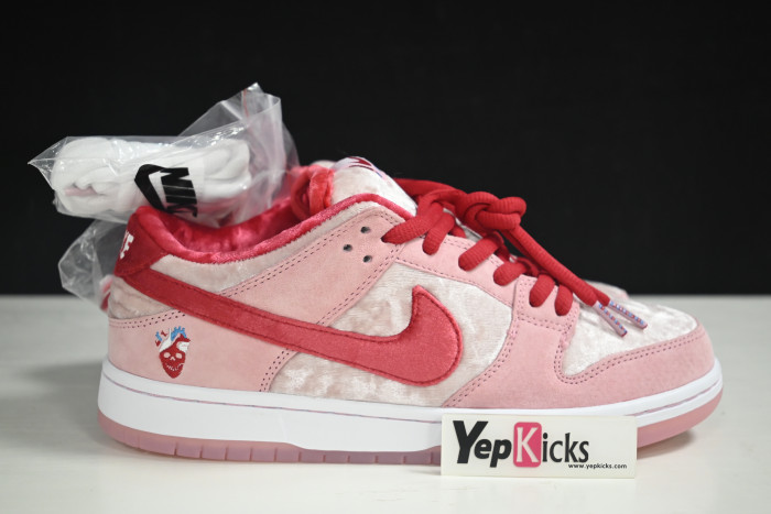 nike sb dunk low strangelove skateboards ct2552-800