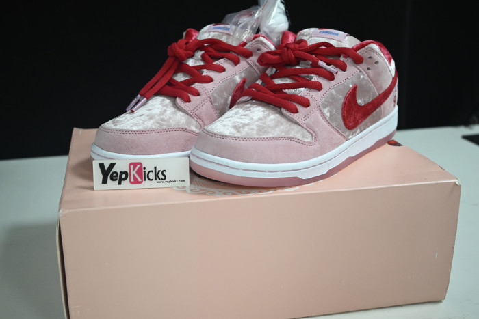 nike sb dunk low strangelove skateboards ct2552-800