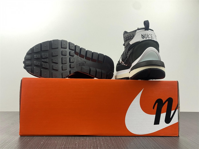 nike vaporwaffle sacai jean paul gaultier black white dh9186-001