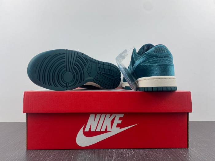 nike dunk low velvet teal dz5224-300
