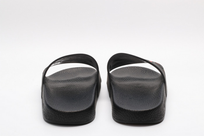 G*u*i SLIPPERS D6587