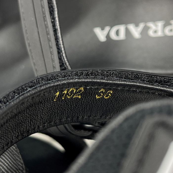 pra*a sandals p064