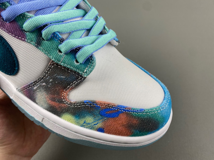 futura laboratories x nike sb dunk low hf6061-400