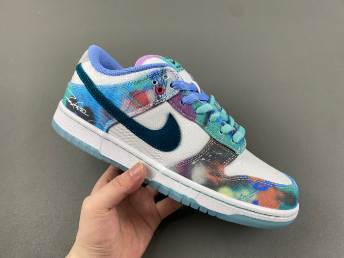 futura laboratories x nike sb dunk low hf6061-400