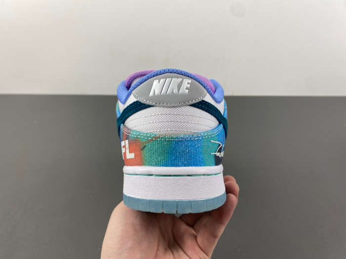 futura laboratories x nike sb dunk low hf6061-400