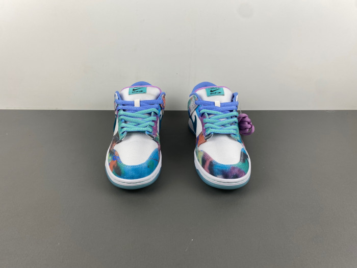 futura laboratories x nike sb dunk low hf6061-400