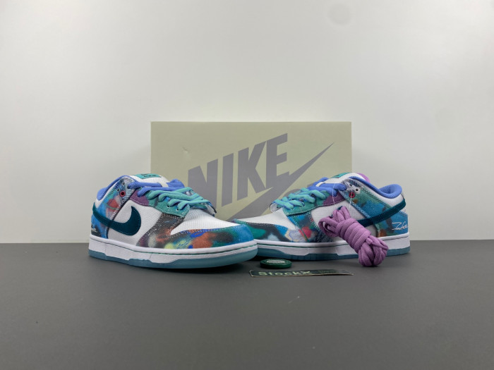 futura laboratories x nike sb dunk low hf6061-400