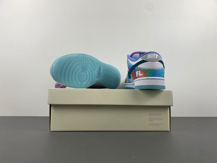 futura laboratories x nike sb dunk low hf6061-400