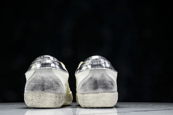 Golden Go*e S*per-Star SNEAKER GG08