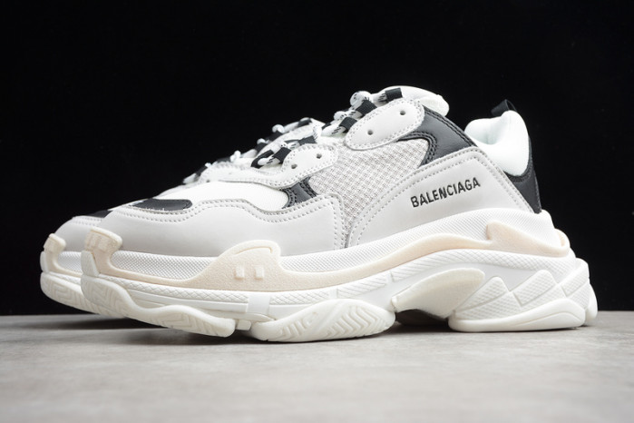 Ba*len*cia*ga triple s w09o5 9026