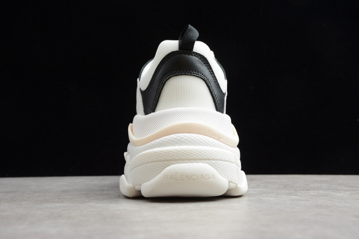 Ba*len*cia*ga triple s w09o5 9026