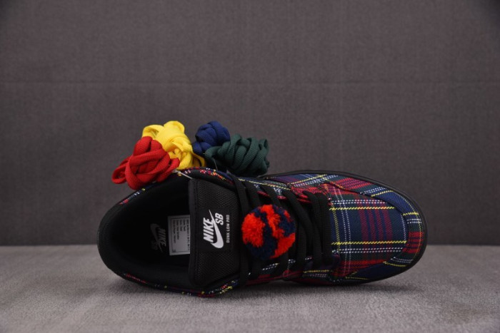 Nardwuar Nike SB Dunk Low II1493-600