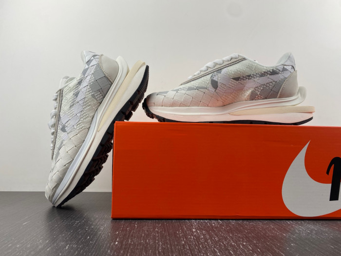 sacai x nike waffle woven white gusto dr5209-100