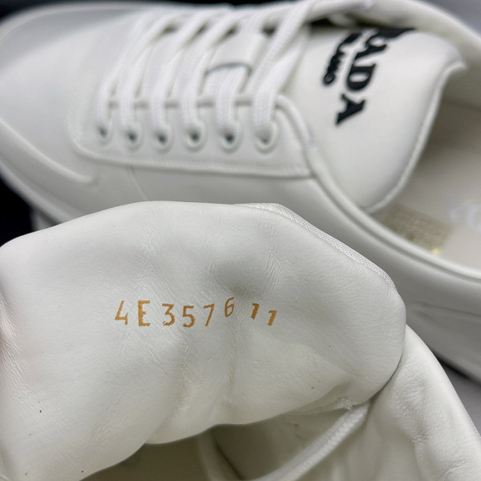 pra*a sneaker p037